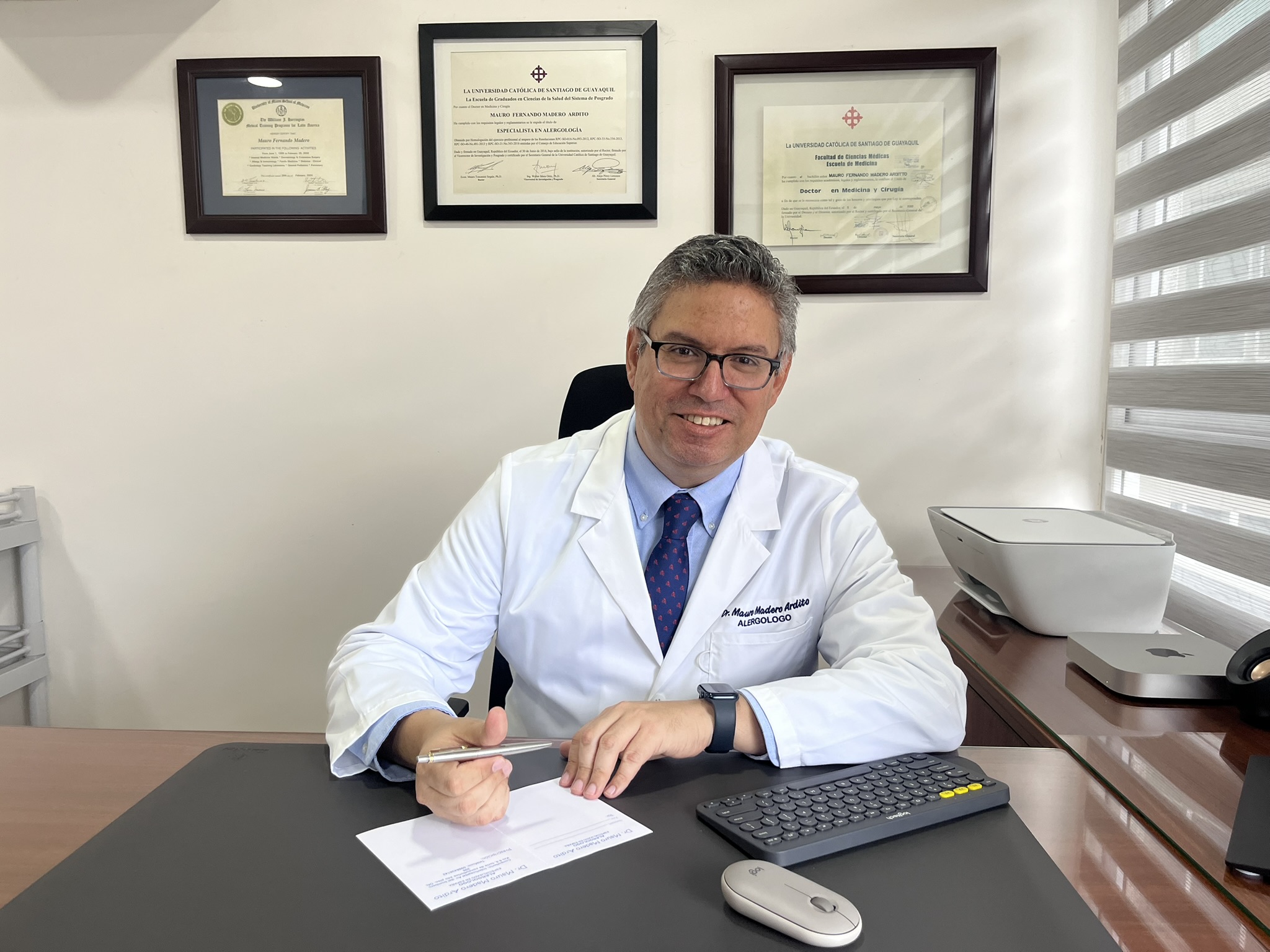 Dr. Mauro Madero Ardito, alergólogo, en su consultorio